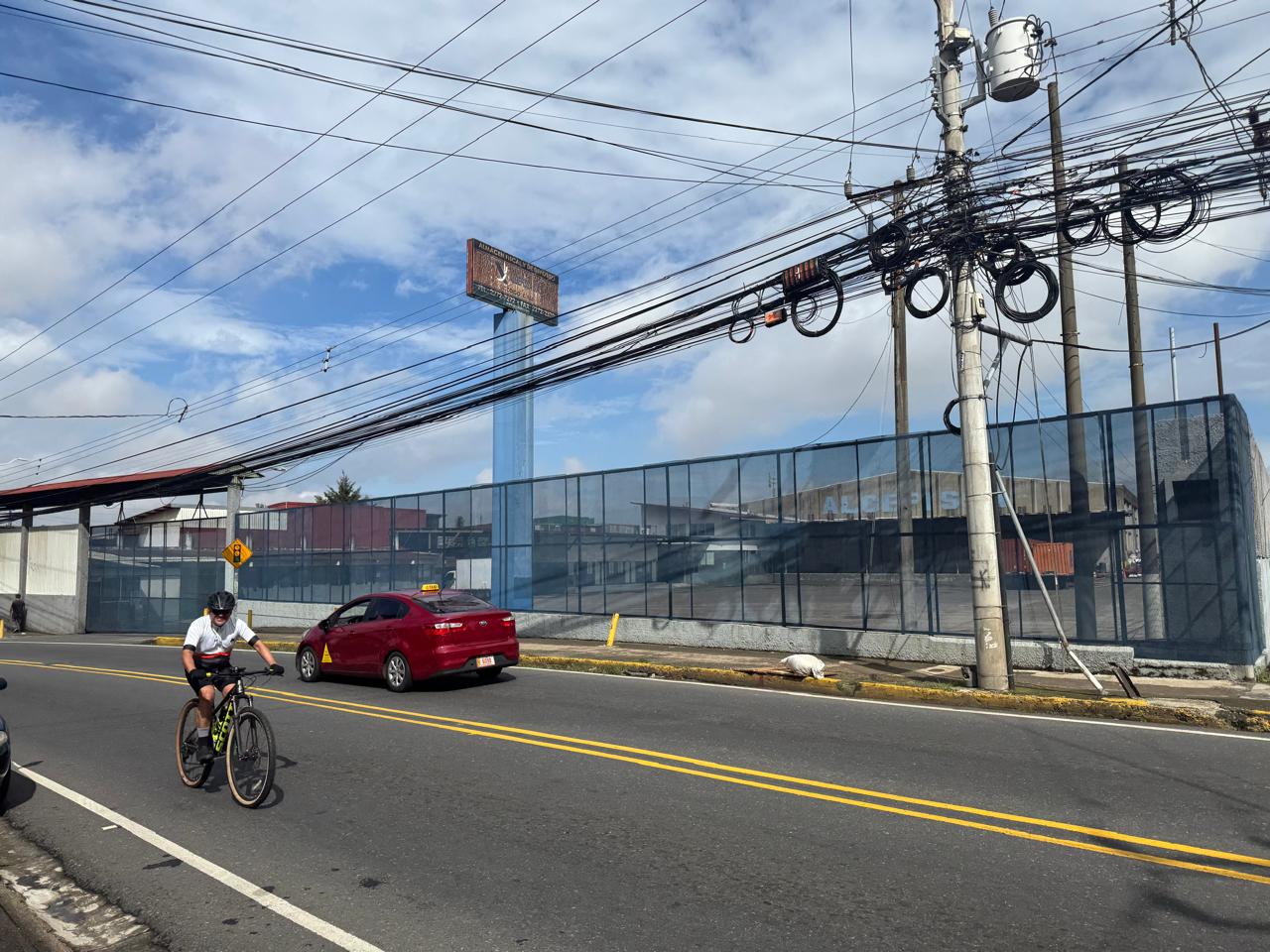 Entorno vial industrial cercano a la propiedad en Curridabat