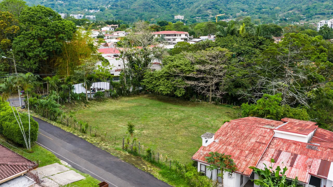 Frente de los lotes sobre calle pública pavimentada en San Rafael de Escazú
