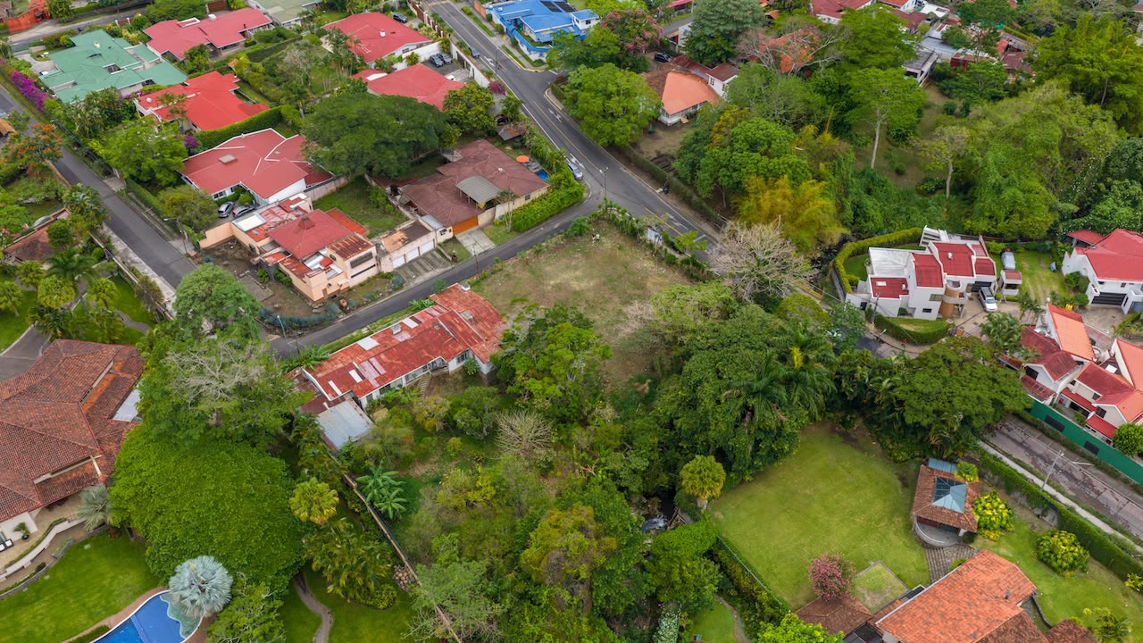 Vista aérea de los lotes y el entorno residencial de San Rafael de Escazú