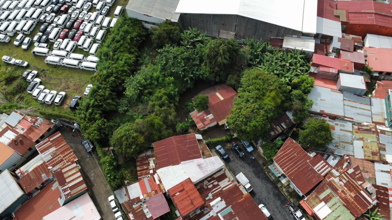 Vista aérea de la propiedad arbolada de 2.349 m² y su entorno industrial en Curridabat